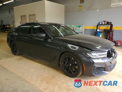 Czwarte zdjęcie samochodu z boku: 2022 BMW M550XI VIN:WBA13BK04NCJ34467 - miniatura