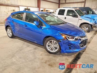 Czwarte zdjęcie samochodu z boku: 2019 CHEVROLET CRUZE LT VIN:3G1BE6SM7KS561720 - miniatura