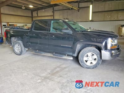 Czwarte zdjęcie samochodu z boku: 2018 CHEVROLET SILVERADO K1500 LT VIN:3GCUKREC2JG359897 - miniatura
