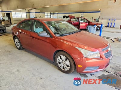 Czwarte zdjęcie samochodu z boku: 2013 CHEVROLET CRUZE LS VIN:1G1PA5SG5D7201126 - miniatura