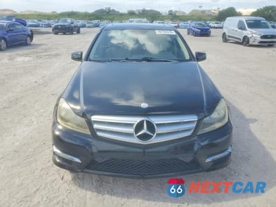 Piąte zdjęcie samochodu w środku: 2012 MERCEDES-BENZ C 250 VIN:WDDGF4HB9CR232791 - miniatura