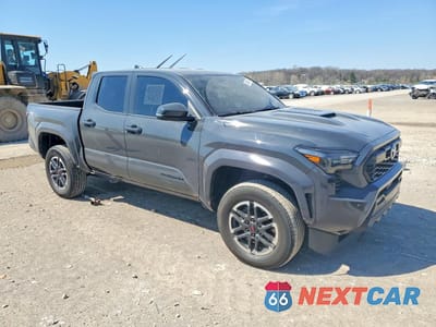 Czwarte zdjęcie samochodu z boku: 2024 TOYOTA TACOMA TRD SPORT VIN:3TMLB5JNXRM010088 - miniatura