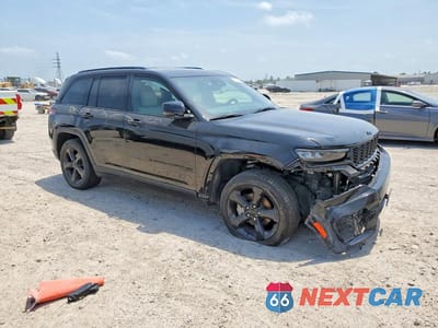 Czwarte zdjęcie samochodu z boku: 2023 JEEP GRAND CHEROKEE LIMITED VIN:1C4RJHBG0P8763368 - miniatura