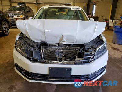 Piąte zdjęcie samochodu w środku: 2016 VOLKSWAGEN PASSAT SE VIN:1VWBT7A34GC065862 - miniatura