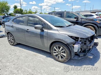 Czwarte zdjęcie samochodu z boku: 2020 NISSAN VERSA SV VIN:3N1CN8EVXLL879793 - miniatura