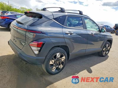 Trzecie zdjęcie samochodu z tyłu: 2025 HYUNDAI KONA SEL VIN:KM8HBCAB3SU228886 - miniatura