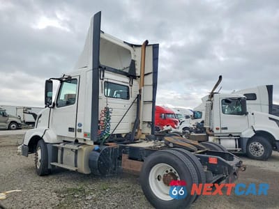 Trzecie zdjęcie samochodu z tyłu: 2016 VOLVO VNL SEMI TRUCK VIN:4V4N39TG0GN965646 - miniatura