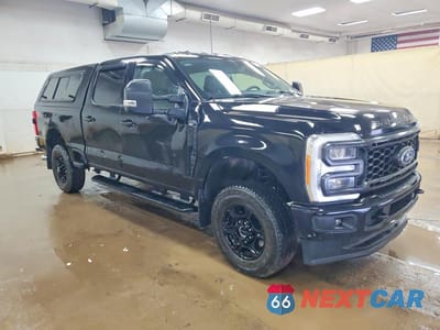 Czwarte zdjęcie samochodu z boku: 2023 FORD F250 SUPER DUTY VIN:1FT8W2BN1PED49445 - miniatura
