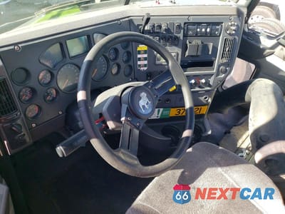Piąte zdjęcie samochodu w środku: 2018 MACK CXU612 SEMI TRUCK VIN:1M1AW01X5JM010452 - miniatura