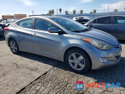 Czwarte zdjęcie samochodu z boku: 2013 HYUNDAI ELANTRA GLS VIN:KMHDH4AE0DU902976 - miniatura