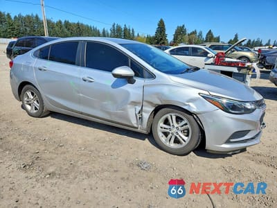 Czwarte zdjęcie samochodu z boku: 2018 CHEVROLET CRUZE LT VIN:1G1BE5SM9J7224926 - miniatura