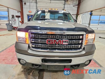 Piąte zdjęcie samochodu w środku: 2013 GMC SIERRA K2500 SLE VIN:1GT020C86DF147101 - miniatura