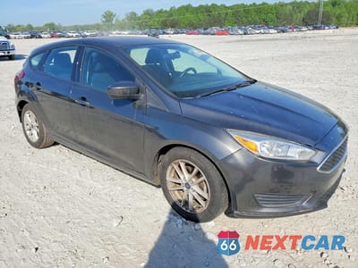 Czwarte zdjęcie samochodu z boku: 2018 FORD FOCUS SE VIN:1FADP3K26JL212307 - miniatura