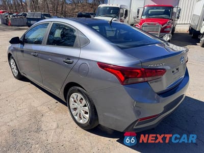 Trzecie zdjęcie samochodu z tyłu: 2018 HYUNDAI ACCENT SE VIN:3KPC24A31JE014487 - miniatura
