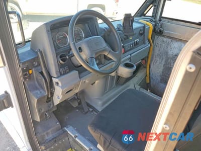 Zdjęcie 8 z 13 samochodu: 2015 ISUZU NPR DELIVERY TRUCK VIN:JALB4T175F7W00506 - miniatura