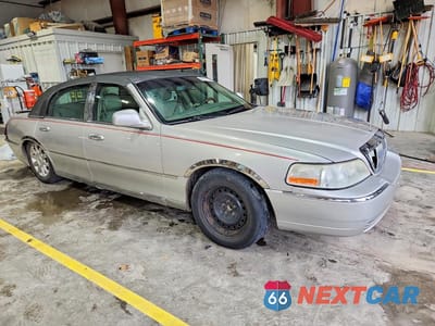 Czwarte zdjęcie samochodu z boku: 2009 LINCOLN TOWN CAR SIGNATURE LIMITED VIN:2LNHM82V99X635968 - miniatura