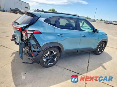 Trzecie zdjęcie samochodu z tyłu: 2025 KIA SELTOS EX VIN:KNDER2AA2S7697180 - miniatura