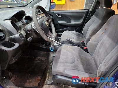 Zdjęcie 7 z 13 samochodu: 2010 HONDA FIT VIN:JHMGE8H23AC012131 - miniatura