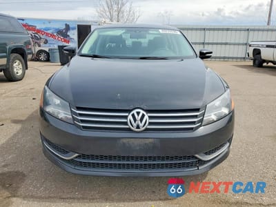 Piąte zdjęcie samochodu w środku: 2015 VOLKSWAGEN PASSAT S VIN:1VWAT7A35FC045324 - miniatura