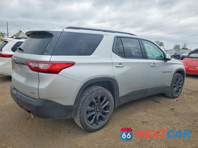 Trzecie zdjęcie samochodu z tyłu: 2021 CHEVROLET TRAVERSE RS VIN:1GNEVJKW9MJ253131 - miniatura