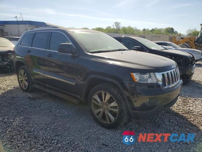 Czwarte zdjęcie samochodu z boku: 2013 JEEP GRAND CHEROKEE LAREDO VIN:1C4RJEAG7DC558378 - miniatura