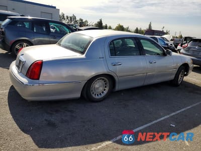 Trzecie zdjęcie samochodu z tyłu: 2002 LINCOLN TOWN CAR EXECUTIVE VIN:1LNHM81W12Y661352 - miniatura