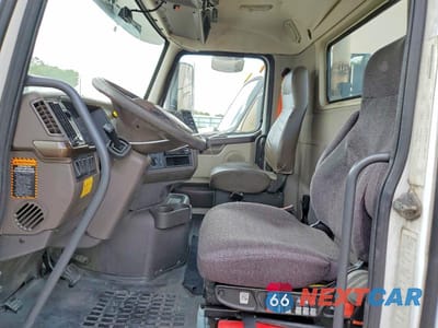 Piąte zdjęcie samochodu w środku: 2017 VOLVO VN VNL VIN:4V4N39TG7HN988200 - miniatura
