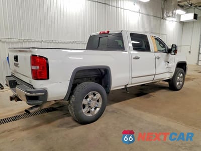 Trzecie zdjęcie samochodu z tyłu: 2017 GMC SIERRA K2500 SLT VIN:1GT12TEG6HF174458 - miniatura