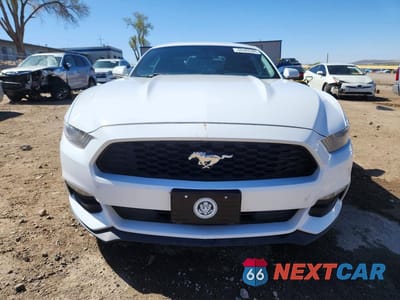Piąte zdjęcie samochodu w środku: 2017 FORD MUSTANG VIN:1FA6P8AM8H5329927 - miniatura