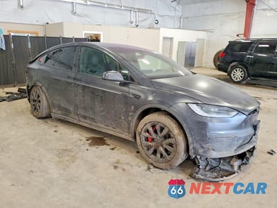 Czwarte zdjęcie samochodu z boku: 2023 TESLA MODEL X VIN:7SAXCBE66PF427390 - miniatura