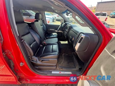 Piąte zdjęcie samochodu w środku: 2018 CHEVROLET SILVERADO K1500 LT VIN:3GCUKREC3JG587584 - miniatura