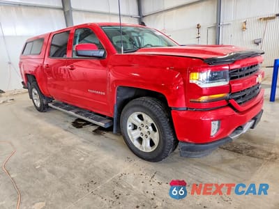 Czwarte zdjęcie samochodu z boku: 2018 CHEVROLET SILVERADO K1500 LT VIN:3GCUKRECXJG436161 - miniatura