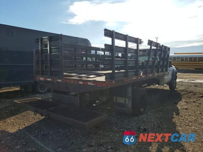 Trzecie zdjęcie samochodu z tyłu: 2015 FORD F450 SUPER DUTY FLATBED TRUCK VIN:1FDTF4GY4FEA53323 - miniatura