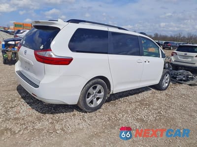 Trzecie zdjęcie samochodu z tyłu: 2018 TOYOTA SIENNA LE 8-PASSENGER VIN:5TDKZ3DCXJS944178 - miniatura