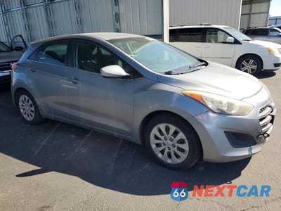 Czwarte zdjęcie samochodu z boku: 2016 HYUNDAI ELANTRA GT BASE VIN:KMHD35LH9GU252349 - miniatura
