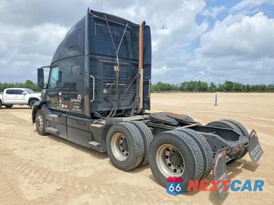 Trzecie zdjęcie samochodu z tyłu: 2016 VOLVO VNL SEMI TRUCK VIN:4V4NC9EG8GN933590 - miniatura