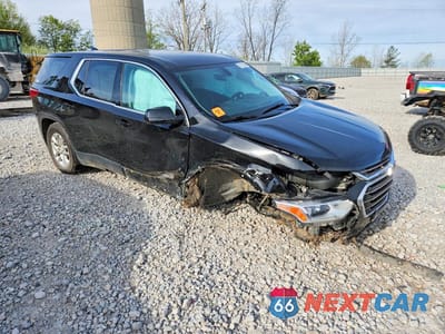 Czwarte zdjęcie samochodu z boku: 2019 CHEVROLET TRAVERSE LS VIN:1GNERFKW9KJ286516 - miniatura