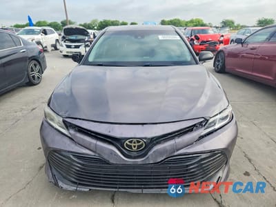 Piąte zdjęcie samochodu w środku: 2018 TOYOTA CAMRY LE VIN:4T1B11HK1JU613848 - miniatura