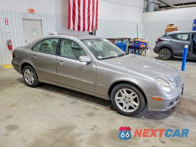 Czwarte zdjęcie samochodu z boku: 2006 MERCEDES-BENZ E 320 CDI VIN:WDBUF26J16A974597 - miniatura