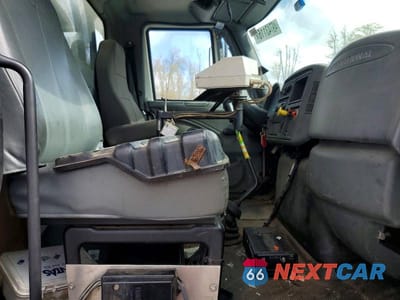 Piąte zdjęcie samochodu w środku: 2005 INTERNATIONAL 4400 FUEL / LUBE TRUCK VIN:1HTMKAAN55H121856 - miniatura