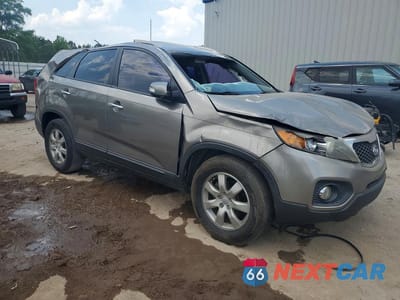Czwarte zdjęcie samochodu z boku: 2013 KIA SORENTO LX VIN:5XYKT3A65DG325117 - miniatura