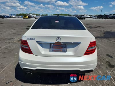 Zdjęcie 6 z 12 samochodu: 2014 MERCEDES-BENZ C 250 VIN:WDDGF4HB9EG215990 - miniatura