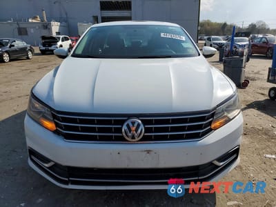 Piąte zdjęcie samochodu w środku: 2016 VOLKSWAGEN PASSAT SE VIN:1VWBT7A32GC011623 - miniatura