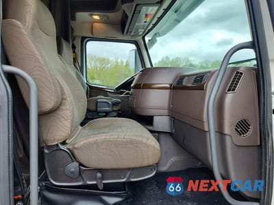 Piąte zdjęcie samochodu w środku: 2013 VOLVO VN VNL VIN:4V4NC9EH4DN566224 - miniatura