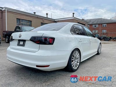 Czwarte zdjęcie samochodu z boku: 2017 VOLKSWAGEN JETTA SE VIN:3VWB67AJ5HM364931 - miniatura