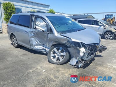 Czwarte zdjęcie samochodu z boku: 2018 TOYOTA SIENNA SE 8-PASSENGER VIN:5TDXZ3DCXJS947118 - miniatura