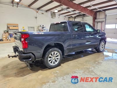 Trzecie zdjęcie samochodu z tyłu: 2022 CHEVROLET SILVERADO K1500 CUSTOM VIN:1GCPDBEK5NZ524949 - miniatura