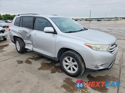 Czwarte zdjęcie samochodu z boku: 2013 TOYOTA HIGHLANDER PLUS VIN:5TDZA3EHXDS032008 - miniatura