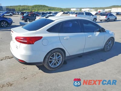 Trzecie zdjęcie samochodu z tyłu: 2015 FORD FOCUS SE VIN:1FADP3F2XFL262810 - miniatura