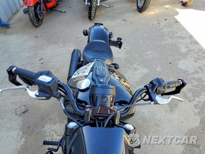 Piąte zdjęcie samochodu w środku: 2025 INDIAN MOTORCYCLE CO. SCOUT BOBBER VIN:56KSBB763S3205784 - miniatura
